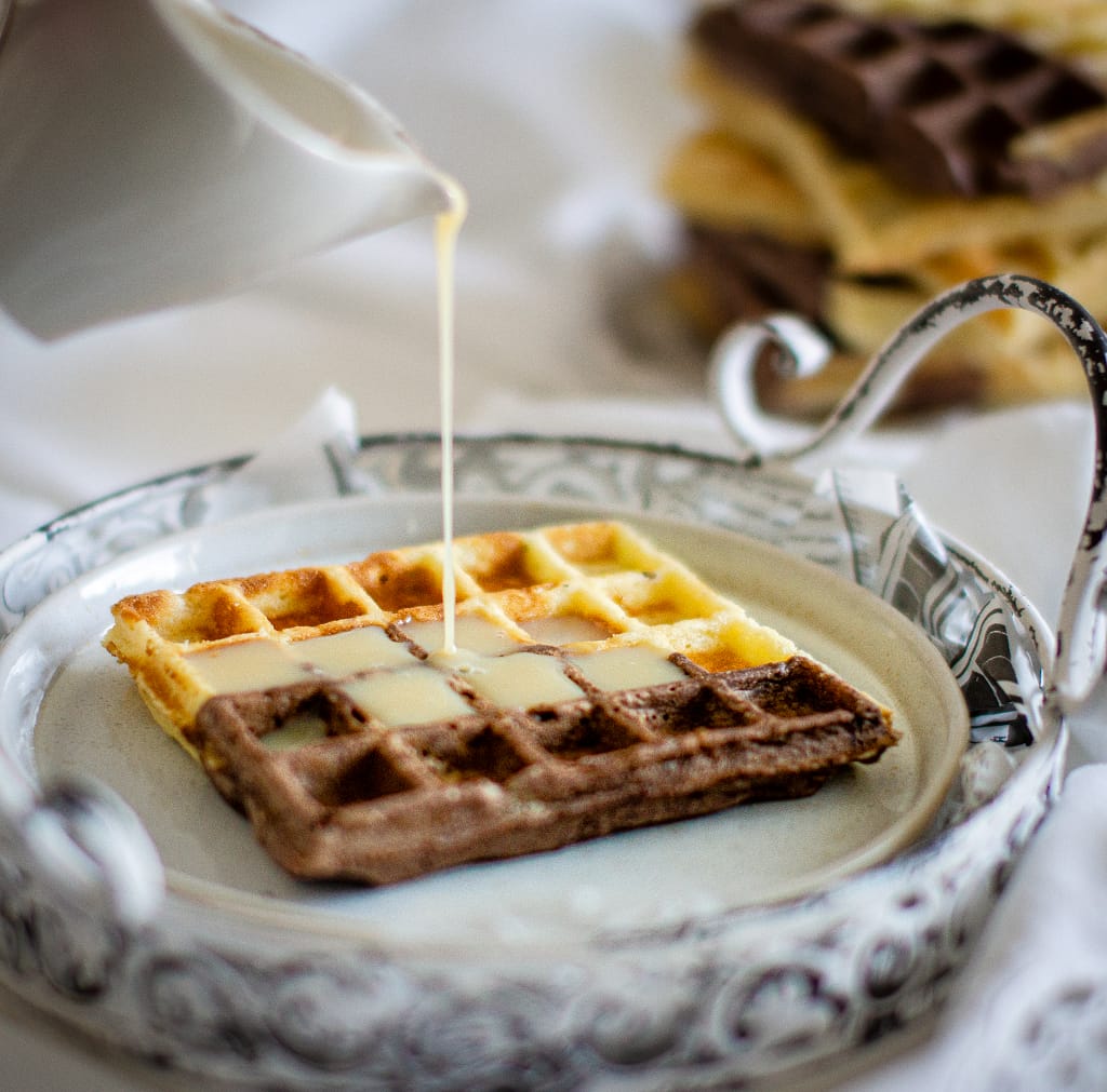 Süße Waffeln mit weißer Schokolade und Kakao