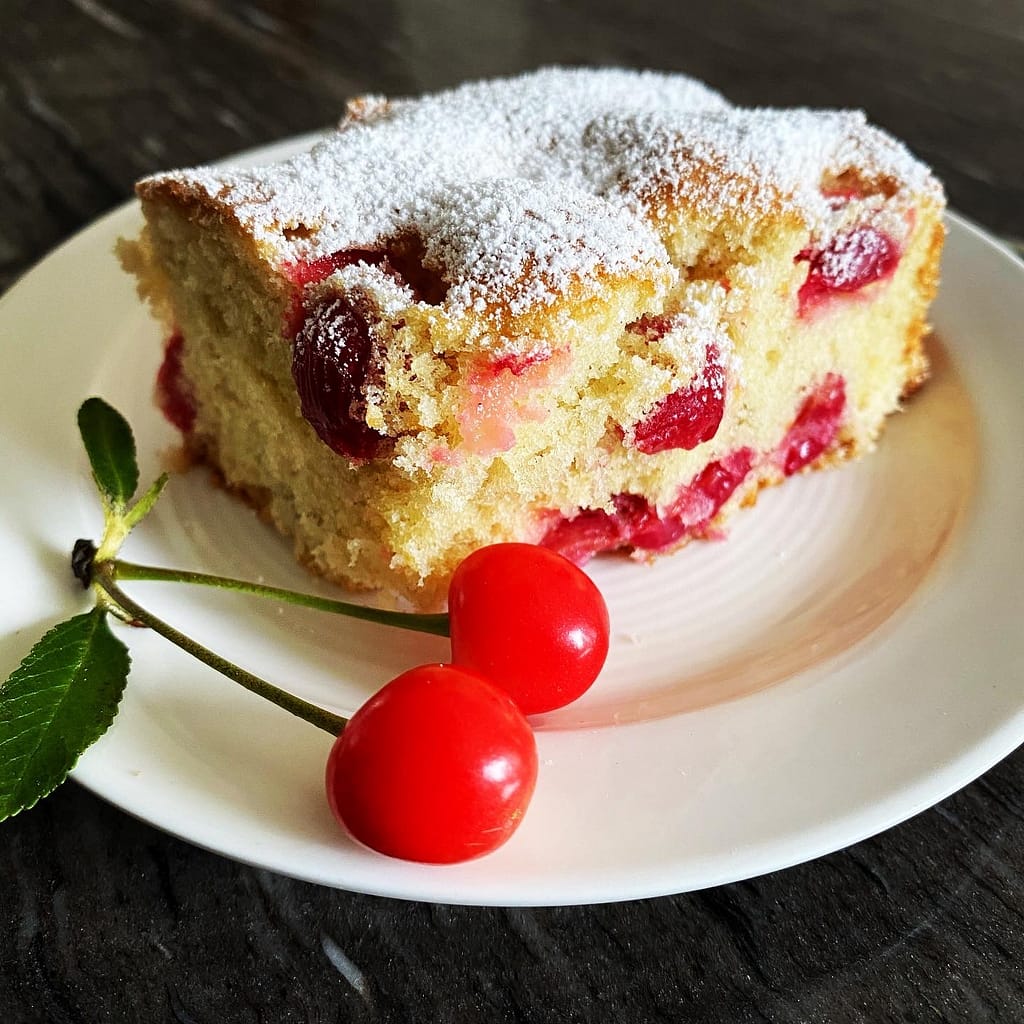 Bild zeigt ein Stück Kirschkuchen auf einem Teller