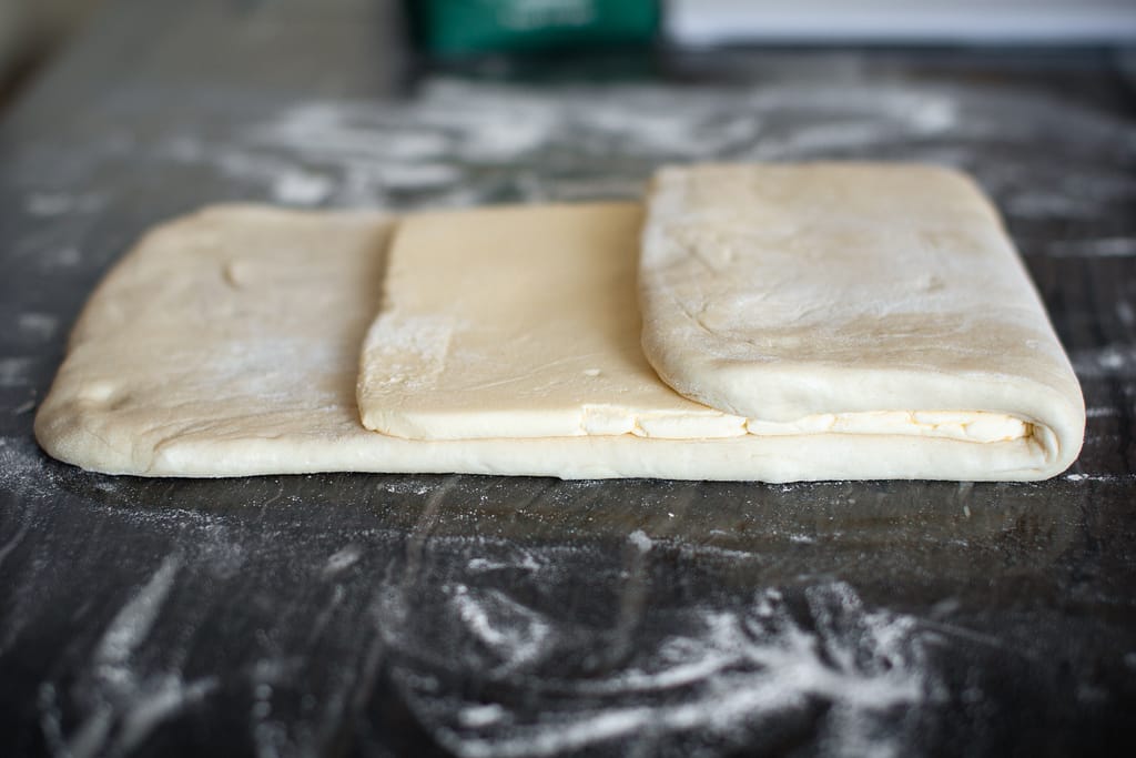 Schritt-für-Schritt-Anleitung Plunderteig, Teigvorbereitung Butter erste Tour