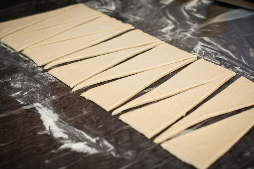 Schritt-für-Schritt-Anleitung Plunderteig, Croissant scheiden