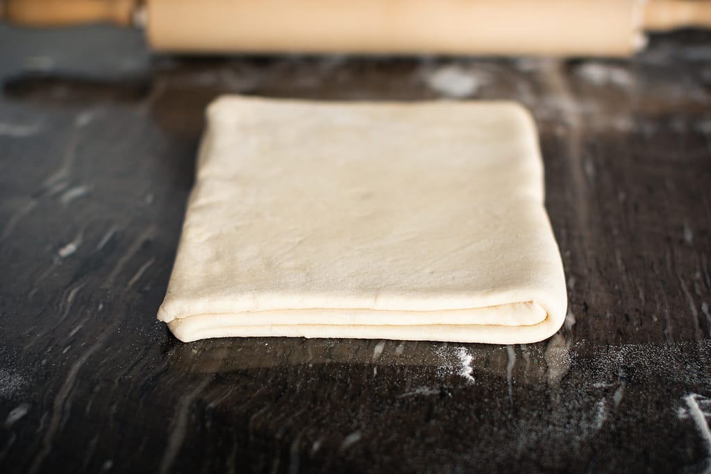 Schritt-für-Schritt-Anleitung Plunderteig, Teigvorbereitung erste Tour dritteln