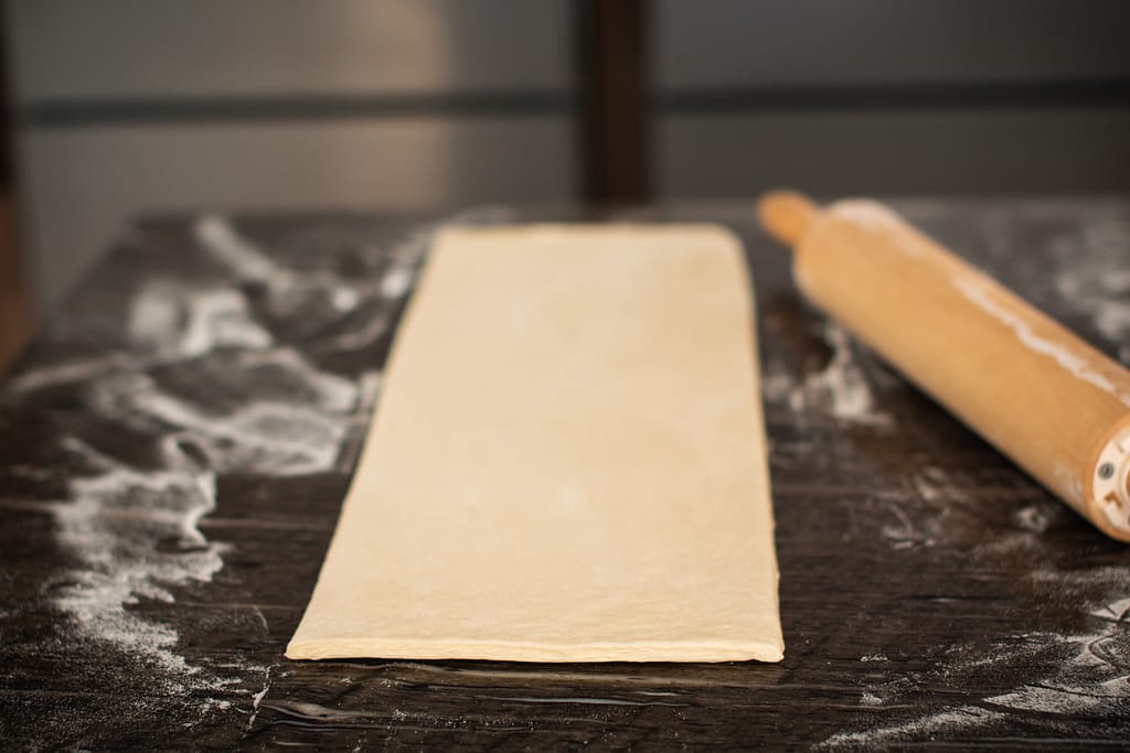 Schritt-für-Schritt-Anleitung Plunderteig, Teigvorbereitung ausrollen