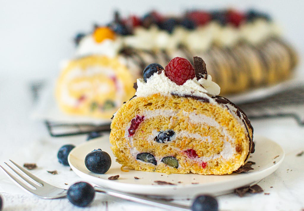 Karotten Roulade mit Topfenfüllung und Beeren