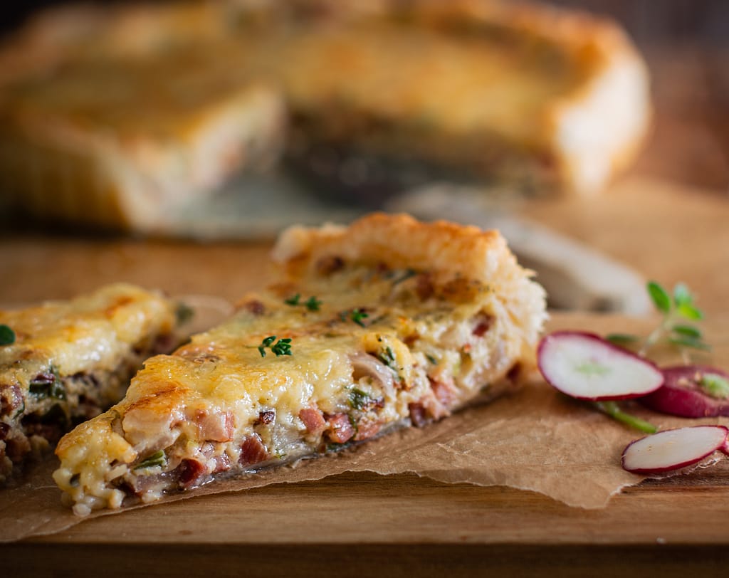 Würzige Radieschen-Speck-Tarte mit Radieschen, Speck, Frühlingszwiebel und Bergkäse