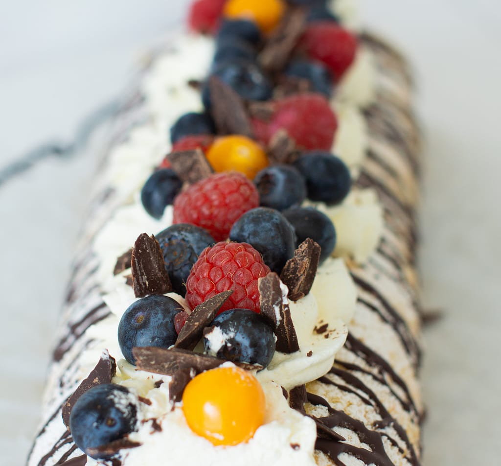 Karotten Roulade mit Topfenfüllung und Beeren garniert