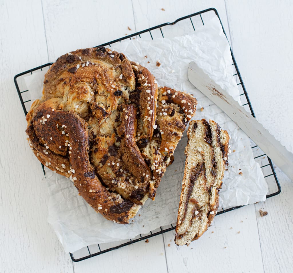 Saftiger Nusszopf aus Hefeteig mit Schokoladefüllung