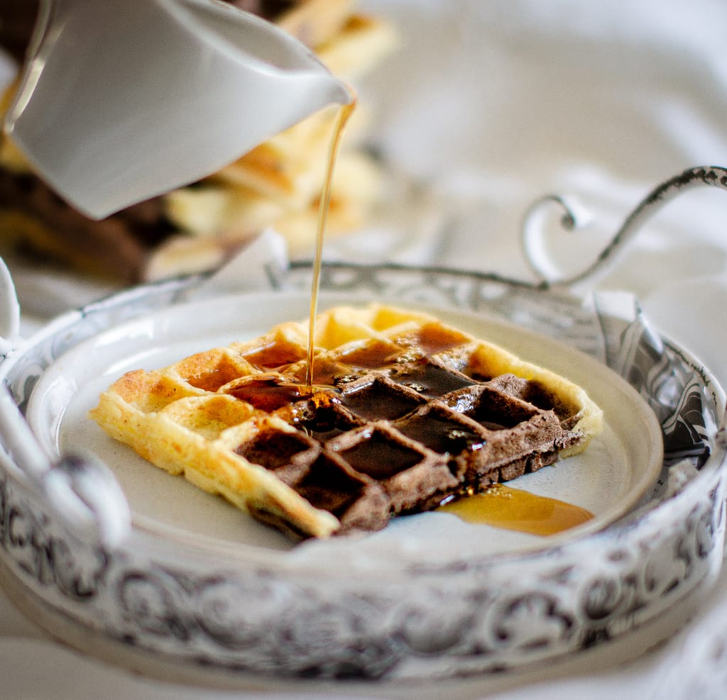 Süße Waffeln mit weißer Schokolade und Kakao, Ahornsirup