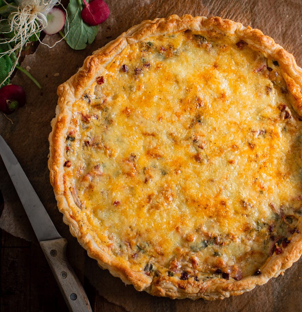 Radieschen-Speck-Tarte mit Radieschen, Speck, Frühlingszwiebel und Bergkäse