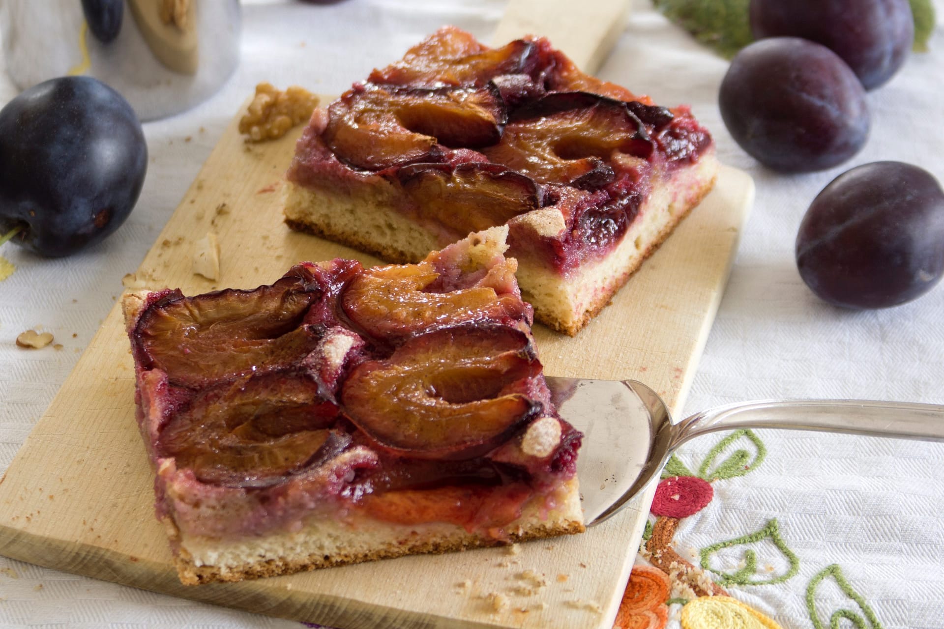 Ein Genuss im Herbst: Der verlockende Zwetschkenfleck mit Nussmasse ...